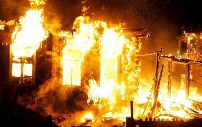В Баку сгорел дом