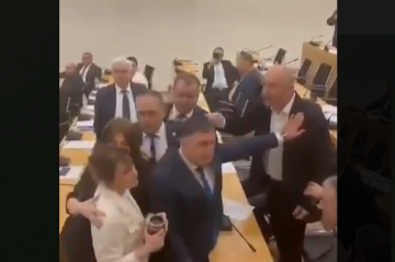 Gürcüstan parlamentində yenə dava düşdü -