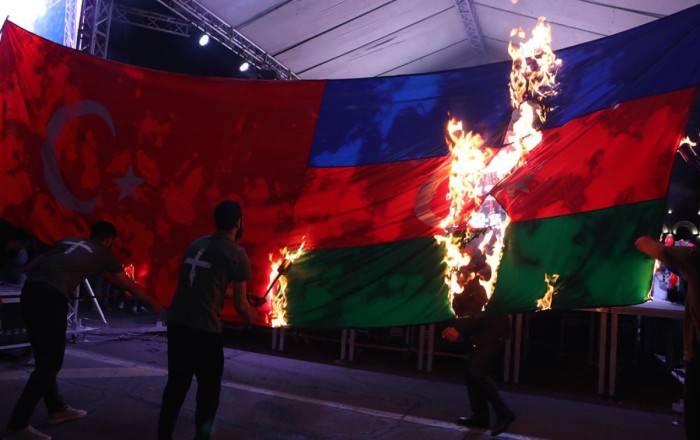 На митинге в Ереване сожгли флаги Азербайджана и Турции