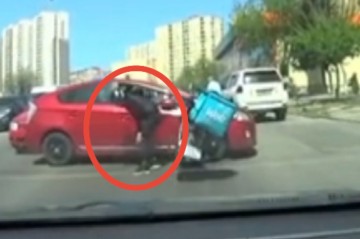 Bakıda motosikletlə “Prius” toqquşdu: Sürücü xəsarət aldı - ANBAAN VİDEO