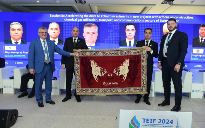 Государственной делегации Туркменистана был подарен азербайджанский ковер