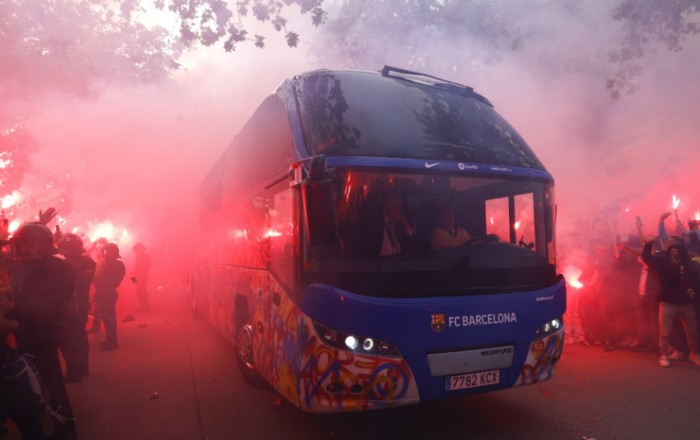 Болельщики "Барселоны" по ошибке атаковали автобус своего футбольного клуба