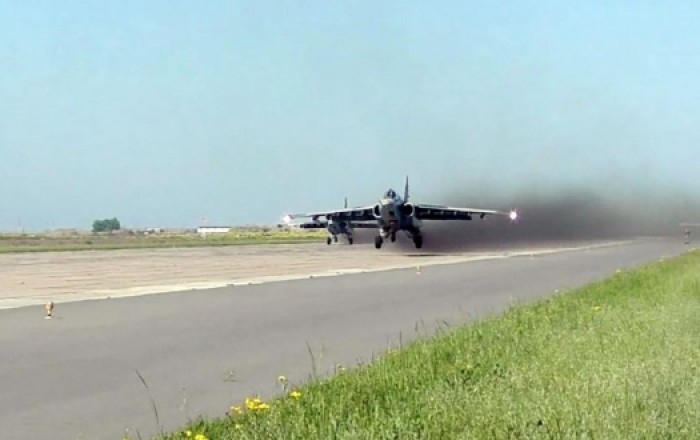 Азербайджан поднял в воздух Су-25 -