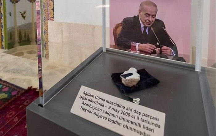 Переданный Гейдару Алиеву 24 года назад кусок камня от агдамской Джума-мечети возвращен на место - ВИДЕО