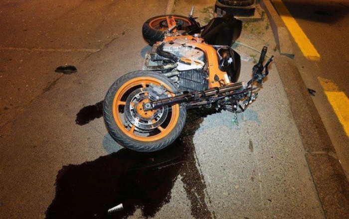 В Баку столкнулись мотоцикл и автомобиль, есть пострадавшая