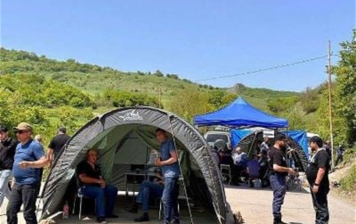 Жители приграничного села Армении по требованию полиции разблокировали дорогу в Грузию