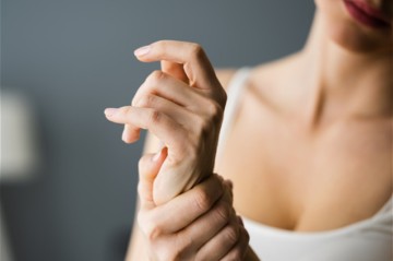 Стало известно, как COVID-19 может разрушать суставы и кожу