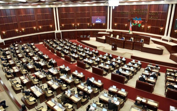 Azerbaijan’s Parliament observes moment of silence for Iran helicopter crash victims