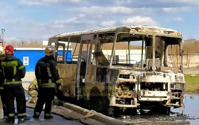 Rusiyada azyaşlı uşaqlar avtobusu yandırdı - Video