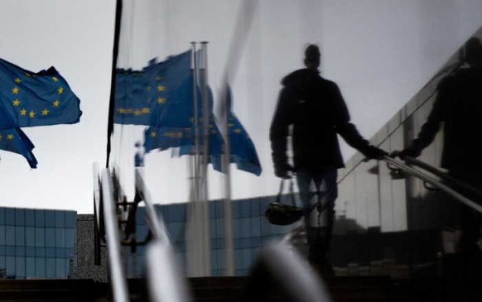 ЕС дополнительно внесет в антироссийские санкционные списки более 100 физлиц