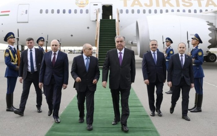 Президент Таджикистана прибыл с государственным визитом в Азербайджан