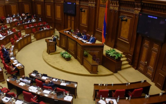 Армянские депутаты поругались из-за манатов и рублей