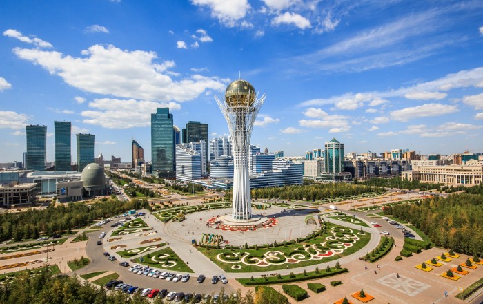 Qazaxıstan incə siyasət yürüdür: Dövlət dili genişlənir