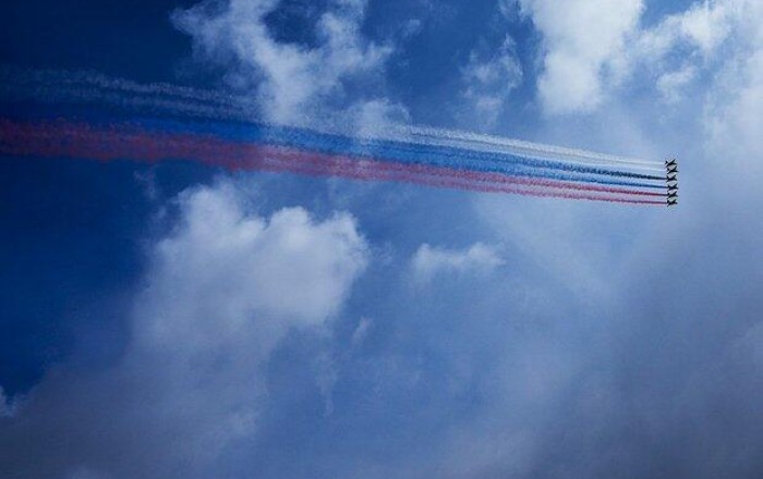 Pilotlar Fransa səmasını Rusiya bayrağının rənglərinə BOYADILAR -