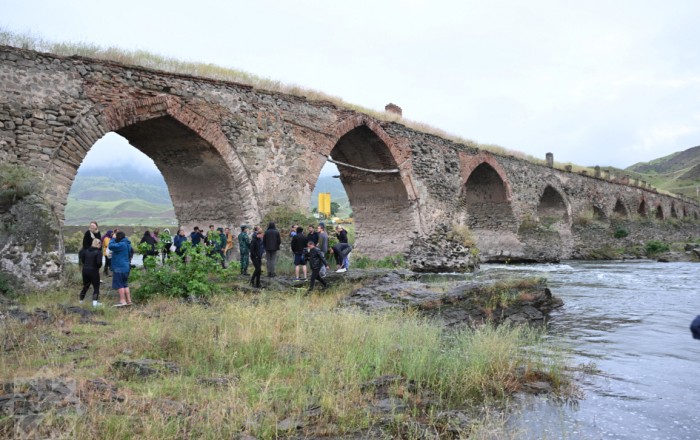 Norwegian travelers familiarize themselves with Khudafarin Bridge in Azerbaijan's Jabrayil