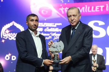 Эрдоган наградил Сарвара Баширли, собиравшего помощь после землетрясения в Турции -