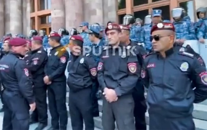 İrəvanda polis hökumət binasını mühasirəyə aldı - Video