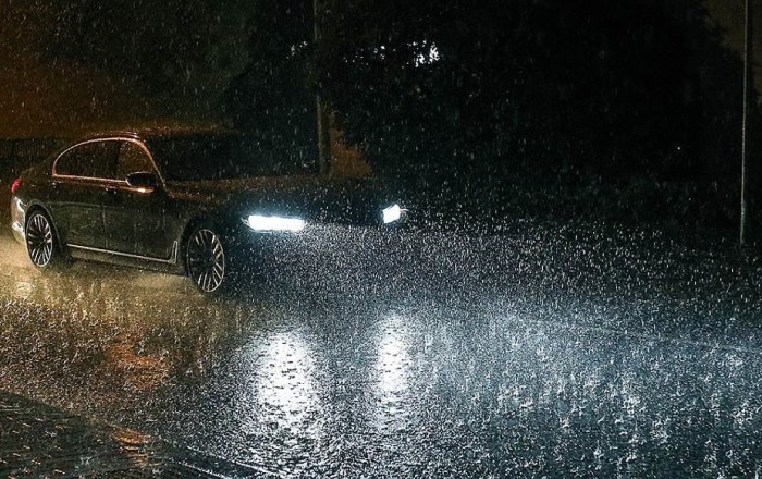Из-за сильного дождя снижен скоростной режим на дороге в аэропорт