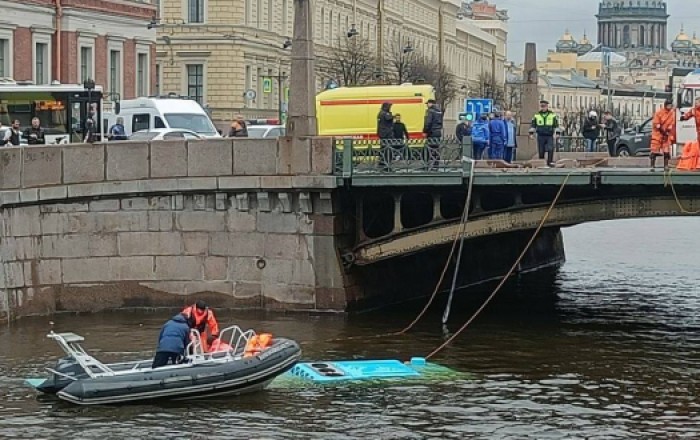 В Петербурге автобус с пассажирами упал в реку: есть пострадавшие