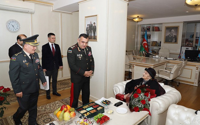 Dövlət Xidməti 102 yaşlı veteranı təltif etdi -