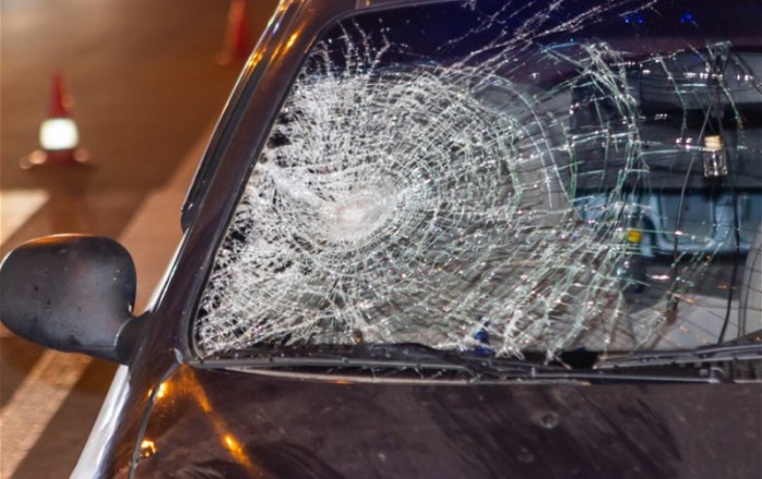 В столице автомобиль врезался в бордюр: есть пострадавший