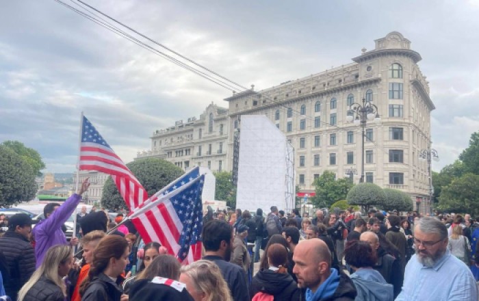 В Тбилиси снова протесты. На этот раз и с американскими флагами