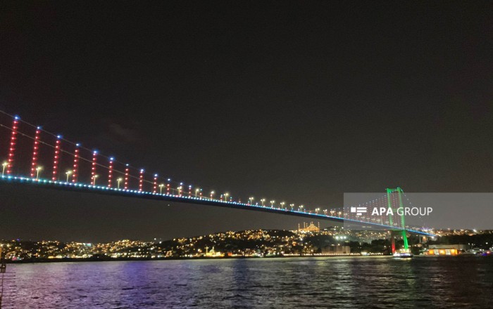 İstanbulun üç körpüsü Azərbaycan bayrağının rəngləri ilə işıqlandırılıb