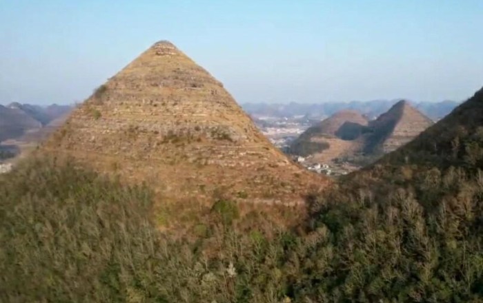 200 milyon illik sirr: piramida, yoxsa dağ? -
