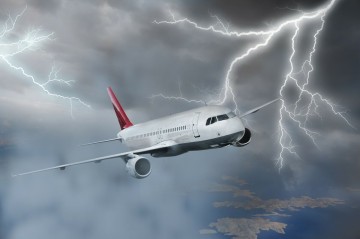 В самолет с футболистами турецкого клуба ударила молния