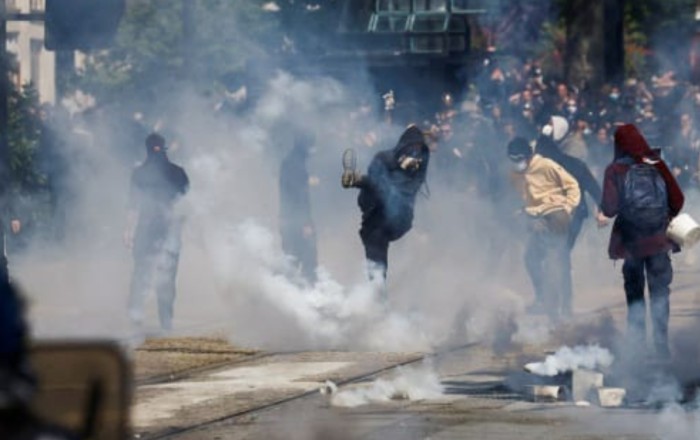 Fransada iğtişaşlar: Polis gözyaşardıcı qazdan istifadə edib -