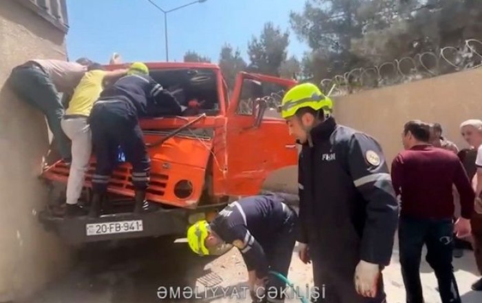 В Хырдалане столкнулись грузовые автомобили: есть пострадавший - ВИДЕО