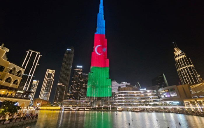 Бурдж Халифа окрасилась в цвета флага Азербайджана