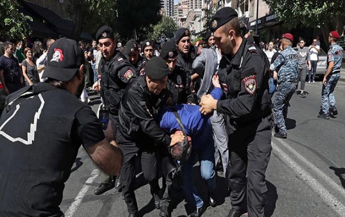 Qərb Tbilisi və İrəvanda polis zorakılığına niyə fərqli reaksiya verir?