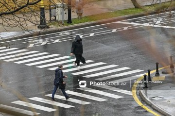 В Хатаинском районе Баку молодого человека сбил автомобиль