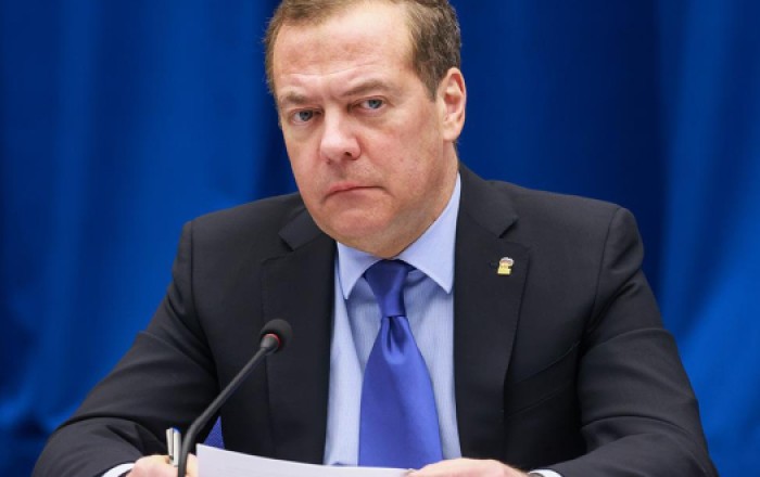 Медведев призывает к убийству Зеленского