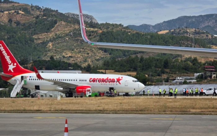 В Анталье самолет приземлился на фюзеляж в результате взрыва колеса, эвакуированы 190 человек