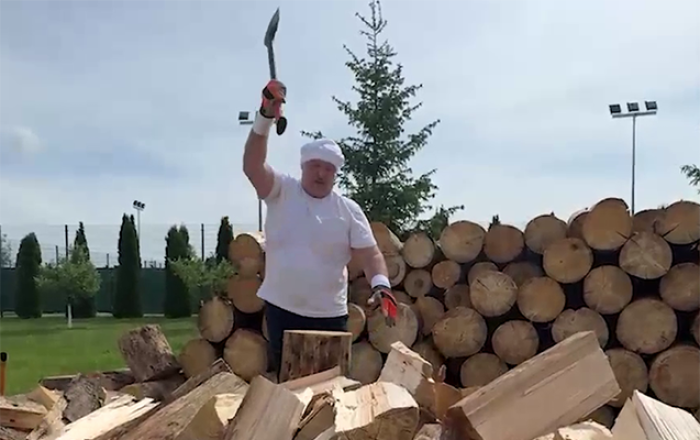 Lukaşenko balta ilə odun doğradı - Video