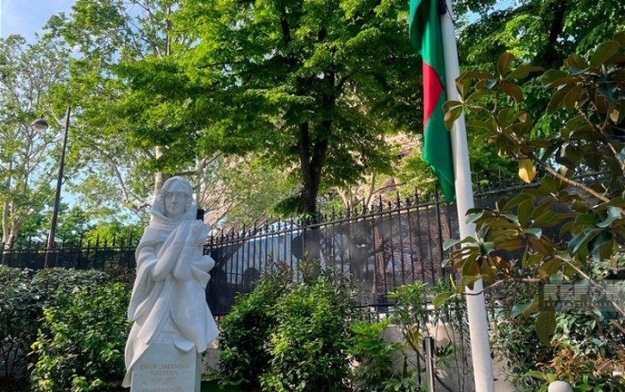 Во Франции после реставрации открыли подвергшийся вандализму памятник Натаван