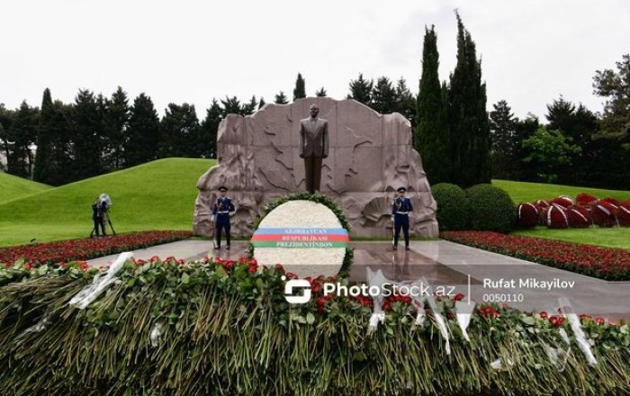 Азербайджанский народ чтит память общенационального лидера Гейдара Алиева - ОБНОВЛЕНО + ФОТО