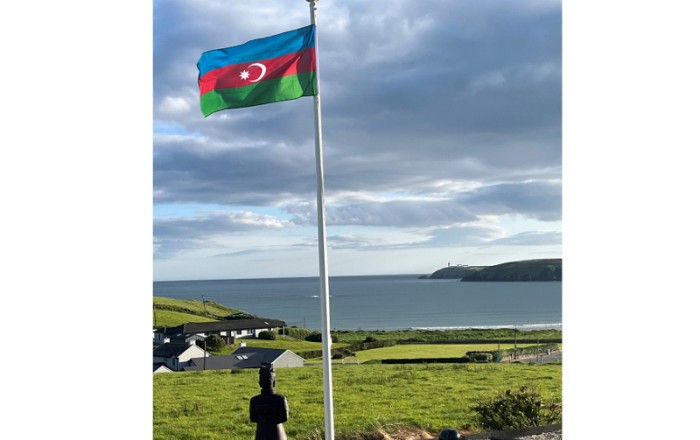 В честь 28 Мая в Ирландии поднят азербайджанский флаг