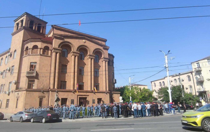 İrəvanda revanşistlər katolikosa görə DİN-in binasının qarşısına toplaşdı -