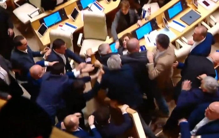 Gürcüstan parlamentində deputatlar arasında yenə dava düşüb -