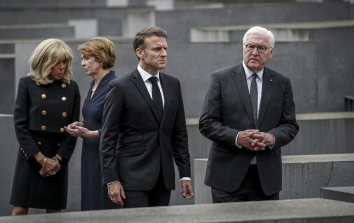 Первые леди Франции и Германии посмеялись у мемориала жертвам холокоста
