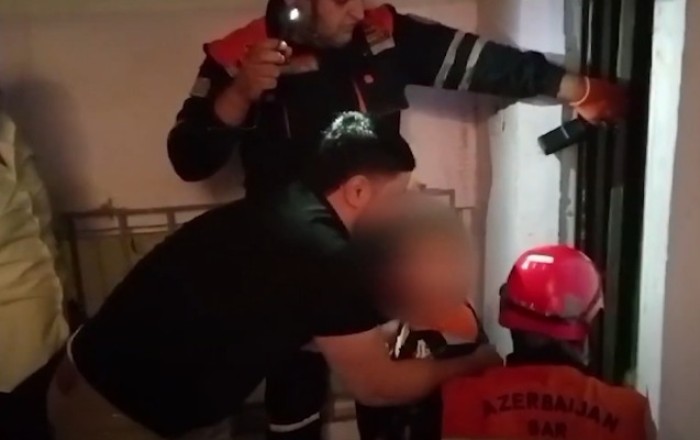 Liftdə köməksiz qalan 3 azyaşlı xilas edildi - Video