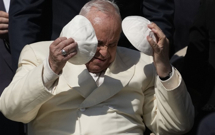 В Ватикане извинились за гомофобное оскорбление папы Римского