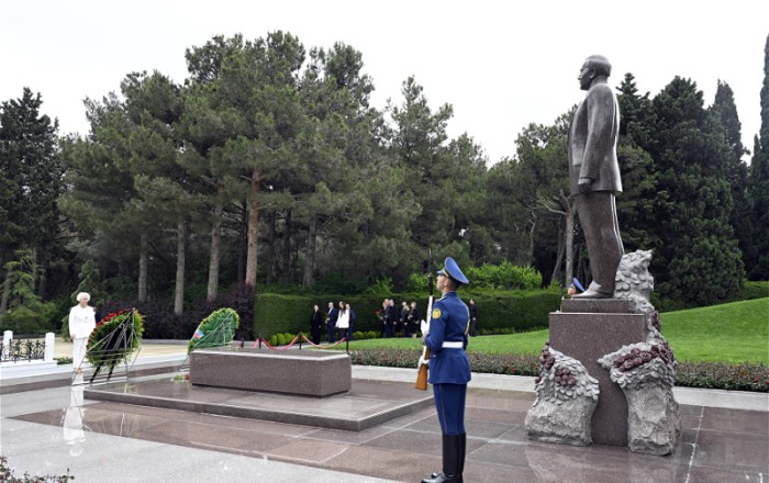 Делегация парламента Латвии посетила могилу великого лидера и Шехидляр хиябаны - ФОТО
