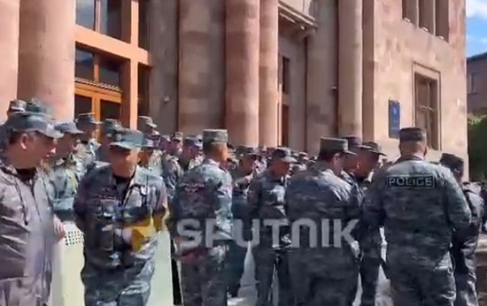İrəvanda hökumət binası yenidən polis mühasirəsində - Video