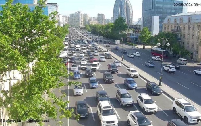 В Баку на ряде дорог наблюдаются пробки