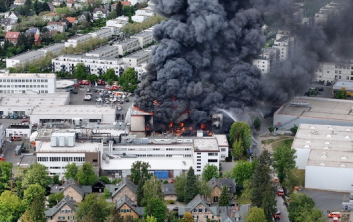 В Берлине горит завод с токсичными веществами