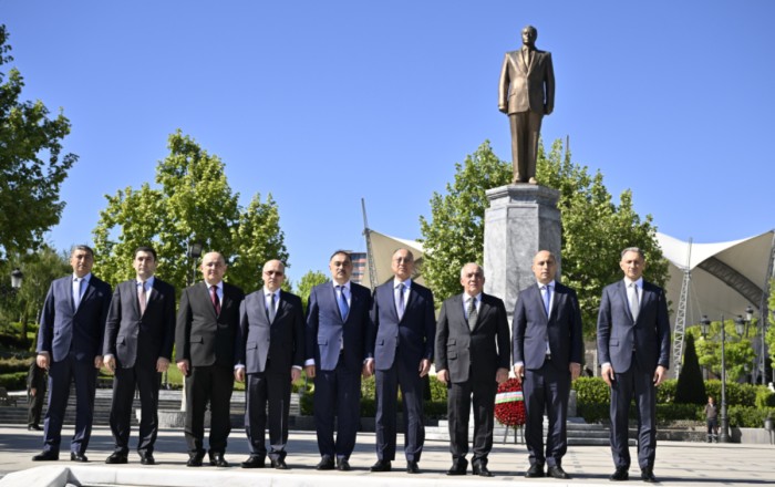 Премьер-министр Али Асадов посетил памятник общенациональному лидеру Гейдару Алиеву в Анкаре - ФОТО
